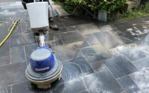 Les défis du nettoyage des extérieurs (terrasses – piscines) face au climat de Marrakech